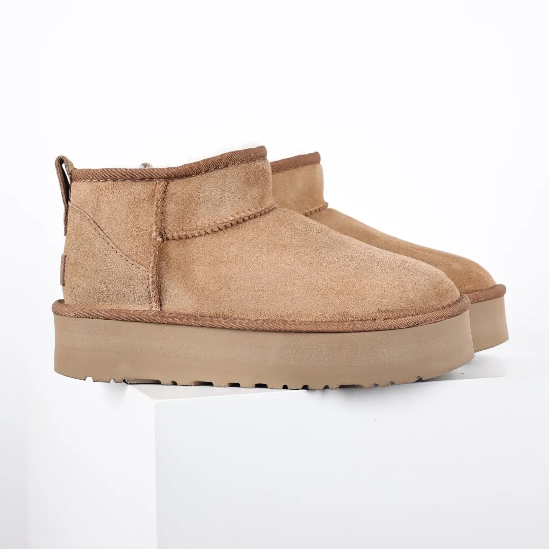 Pick up locally 💰560 The core recommendation is good price UGG Thick-soled short style Zhou Dongyu Same style series Xiaohongshu hot model Henan Longfeng leather production Sheepskin and wool integrated Top quality in the market 2-3 cm cashmere insole to keep warm in winter and suitable for home use UUG has launched a style series in the new year, partially skewed towards the preferences of young consumers, and has also been at the forefront of fashion trends. Shoe body material Water-repellent coated suede upper 17mm UGGPURE™ implanted wool insole Lightweight non-slip comfortable rubber outsole With brand LOGO Trademark Comes with full packaging Size: 35 36 37 38 39 40